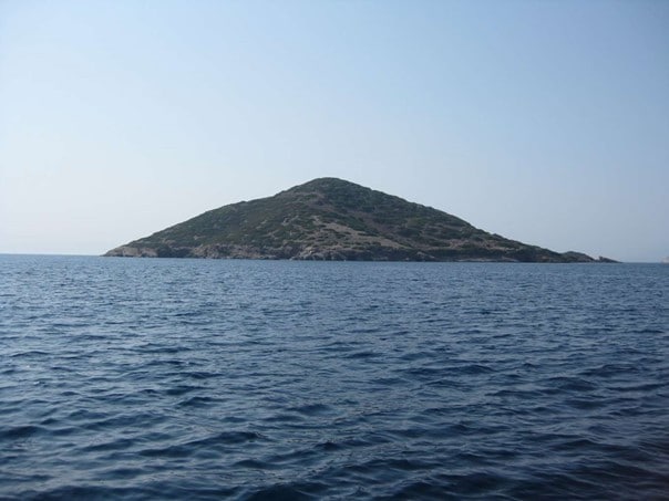 ile-grecque-stroggilo-island