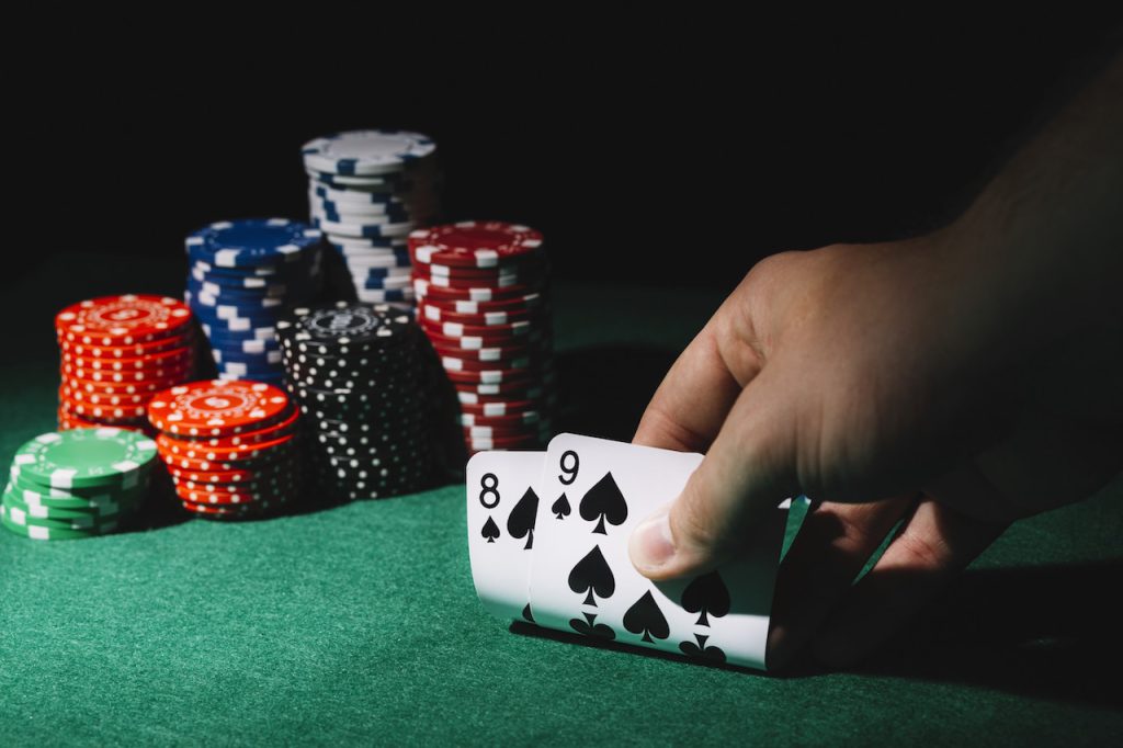 Bourse-poker-similitudes-differences