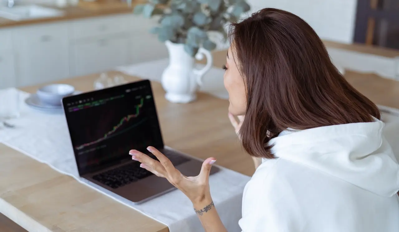 Comment les femmes investissent-elles &agrave; la bourse ? Aper&ccedil;u des tendances r&eacute;centes
